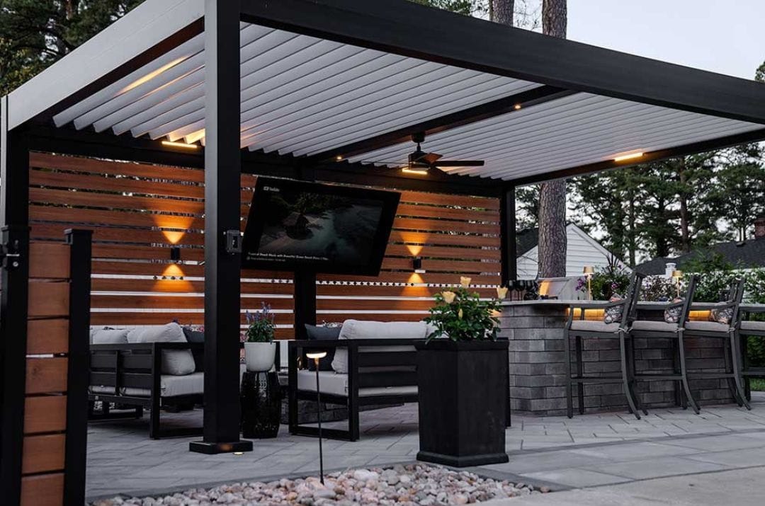 modern backyard pergola with slatted privacy wall 1 - grandseabuilding.com